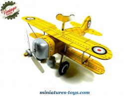 Un avion biplan du type Curtiss jaune du style jouet ancien en métal