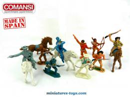 Un lot de 9 cowboys et indiens en plastique Comansi des années 1970 au 1/32e