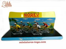 Un lot de 6 cyclistes miniatures en plastique par Cofalu au 1/32e