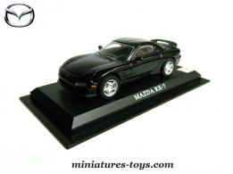 La Mazda RX7 série 3 de 1993 en miniature par Universal Hobbies au 1/43e