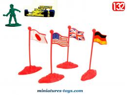 Un lot de 4 drapeaux miniatures pour vos petits soldats et circuits au 1/32e