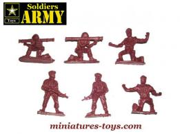 Un lot de 14 petits soldats au 1/35e moulés en plastique brun