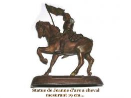 La statue équestre de Jeanne d'Arc incomplète en métal de 19 cm de haut