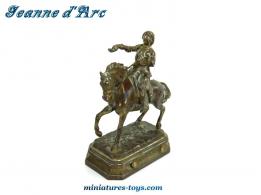 La statue équestre de Jeanne d'Arc en métal de 14 cm de haut incomplète