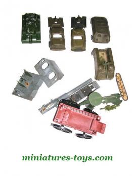 Lot de 5 véhicules incomplets et parties de miniatures militaires en plastique