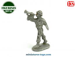 Une figurine en métal d'un soldat français des années 1940 sonnant du clairon au 1/32e