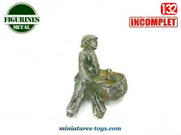 Une figurine en métal d'un soldat tambour français des années 1940 au 1/32e
