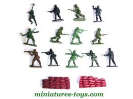 Un lot de 13 figurines militaires de petits soldats en plastique au 1/32e