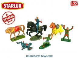 Un lot de 4 soldats moyenâgeux et 3 chevaux Starlux incomplets au 1/32e