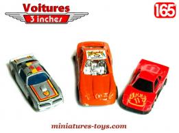 Un lot de 3 voitures miniatures de diverses marques au 1/65e