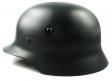 Une réédition du casque allemand modèle 1935 noir de la Waffen SS