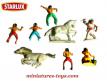 Un lot de 6 figurines d'indiens avec 2 chevaux Starlux au 1/32e incomplets