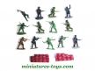 Un lot de 13 figurines militaires de petits soldats en plastique au 1/32e