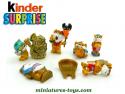 Un ensemble de 5 chats égyptiens en figurines plastique Ferrero Kinder Surprise