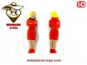 La figurine de femme blonde avec sa robe rouge en miniature métal au 1/43e