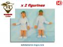 Deux figurines de femmes en blanc et casquettes vertes en miniatures métal au 1/43e