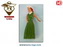 Une figurine de femme avec une robe verte en miniature métal au 1/43e