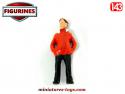 La figurine de l'homme au blouson rouge en miniature métal au 1/43e