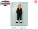 La figurine de l'homme au costume noir en miniature métal au 1/43e