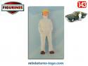 La figurine de l'homme en blanc et casquette jaune en miniature métal au 1/43e