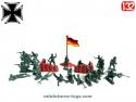 Un lot de 23 petits soldats allemands en plastique au 1/32e