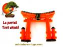Le portail Torii shintô orange du jardin japonais miniature vintage