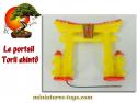 Le portail Torii shintô jaune du jardin japonais miniature vintage