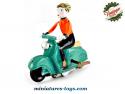 Le Scooter vert a la jeune fille en miniature façon jouet ancien en métal