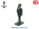 Une figurine en métal d'un Marin français des années 1940 défilant au 1/32e