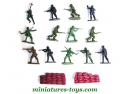 Un lot de 13 figurines militaires de petits soldats en plastique au 1/32e