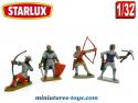 Un lot de 4 petits soldats moyenâgeux Starlux en plastique au 1/32e