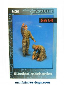 La boite de 2 figurines de mécaniciens russes par Aires Hobby models au 1/48e