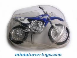 La moto miniature Yamaha YZ 400 F au 1/18ème de Maisto, sous blister