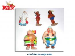 Un lot de 5 figurines petits formats Asterix et les indiens
