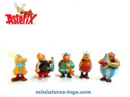 Un ensemble de 5 figurines Kinder inspirées du monde d'Asterix