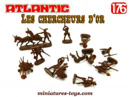 Un lot de 11 figurines de chercheurs d'or Atlantic en miniatures au 1/76e