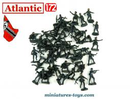 Un ensemble de 22 figurines Atlantic de soldats allemands Wehrmacht au 1/72e