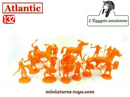 Un lot de figurines Atlantic de soldats égyptiens avec un char au 1/32e