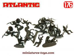 Un lot de 15 figurines d'indiens Atlantic en miniatures au 1/76e