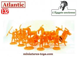 Un lot de figurines Atlantic de soldats égyptiens avec un char au 1/32e