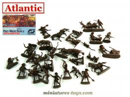 Un lot de 30 figurines de trappeurs et chercheurs d'or Atlantic en miniature au 1/76e