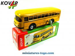 Un autobus Bussing jaune en miniature de style jouet ancien par Kovap au 1/50e