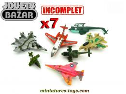 Un lot de 7 avions et hélicoptères miniatures jouets incomplets