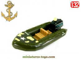 Le bateau militaire type hors-bord en miniature au 1/32e