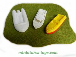 Un ensemble de trois bateaux miniatures de type hors bord
