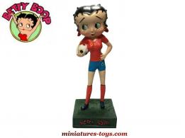 La figurine résine de Betty Boop en footballeuse