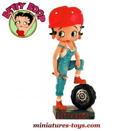 La figurine de Betty Boop garagiste réalisée en résine