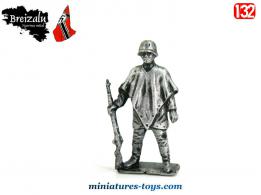 Le soldat allemand WW II arme au pied en figurine métal par Breizalu au 1/32e