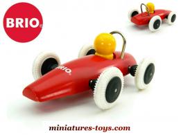 La voiture de course vintage en bois de la marque Brio