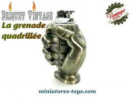 Le Briquet grenade quadrillée en main vintage